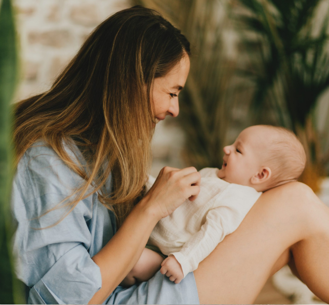 Madre jugando con su bebé