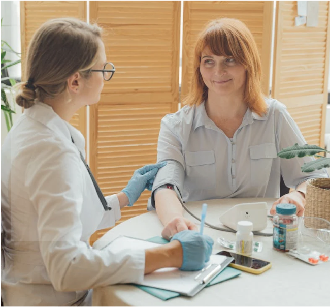 Farmacéutica atendiendo a una paciente